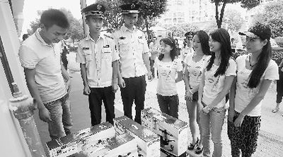 “美女執(zhí)法”。