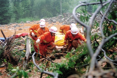 昨日，消防隊(duì)員在四川省都江堰市中興鎮(zhèn)三溪村滑坡現(xiàn)場(chǎng)運(yùn)送遇難者遺體。新華社記者 薛玉斌 攝