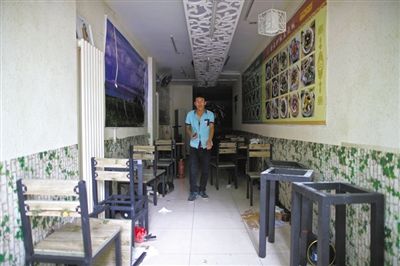 發(fā)生女童劫持事件的面館，事后現(xiàn)場一片狼藉。新京報記者 周崗峰 攝