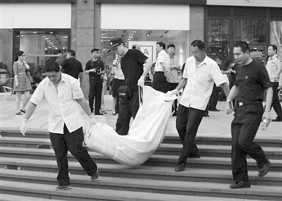 昨日,朝陽區(qū)青年路大悅城東側(cè),一男子持刀行兇致兩人死亡。經(jīng)初步審查,嫌疑人自稱孝某(男,27歲,山東省沂水縣人),有精神病。目前,北京警方正聯(lián)系兩名受害人的親友。新華社發(fā)