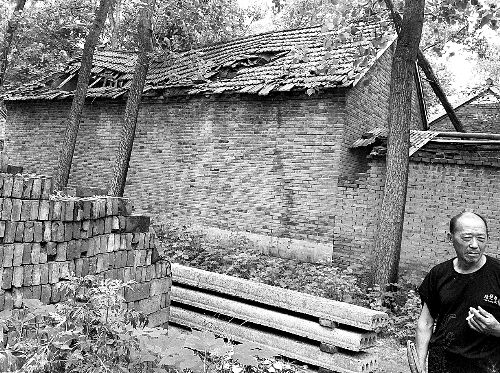 嫌疑人父母時(shí)常外出反映問(wèn)題，家里的房子已破爛不堪。