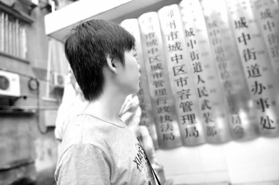 小韋如愿領到城管錄用通知書