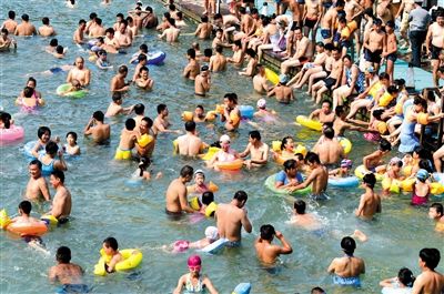 昨日，濟(jì)南市最高氣溫超過37℃，位于市區(qū)黑虎泉畔的泉水浴場(chǎng)免費(fèi)開放。