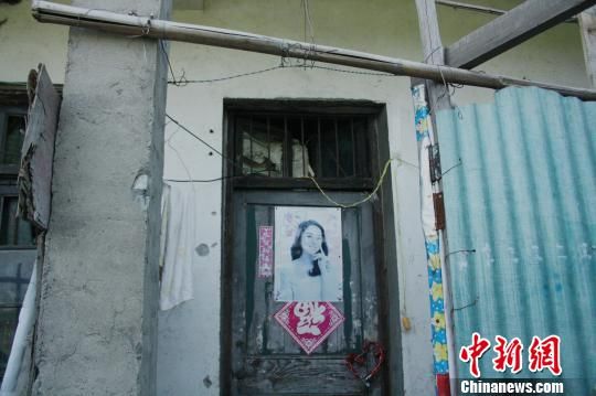 圖為嫌犯租住的民房，當(dāng)天受害人即攀在門上的窗口對外呼救。 吳佳蔚 攝