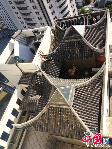 2013年8月14日，江蘇蘇州蘇州市三香大廈高樓18層樓頂東側(cè)陽臺(tái)上的“蘇州園林”式別墅，兩座涼亭和兩道回廊，飛檐翹角，一派蘇州園林的氣勢(shì)。中國(guó)網(wǎng)圖片庫李俊鋒攝影