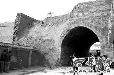 昨日上午9時左右，工人在倒塌處重新裝上護(hù)欄。實習(xí)記者 楊虎元 攝