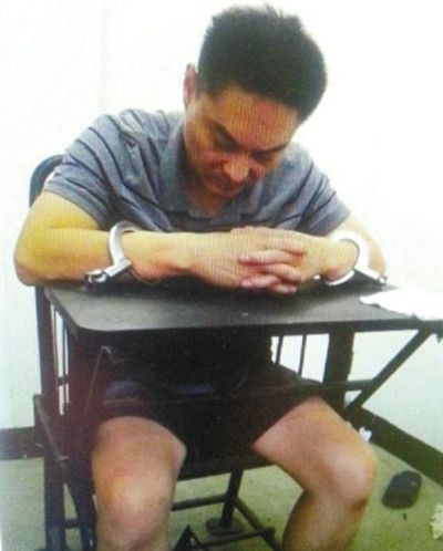 韓磊被控制時接受警方訊問。本組圖片為視頻截圖