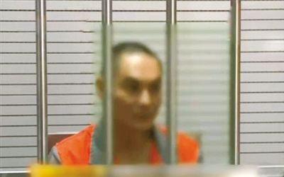 涉嫌窩藏罪的李明在接受訊問。