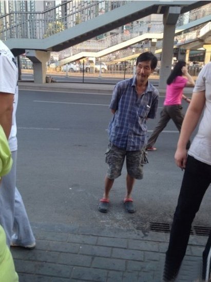 搶嬰男子站在一旁。