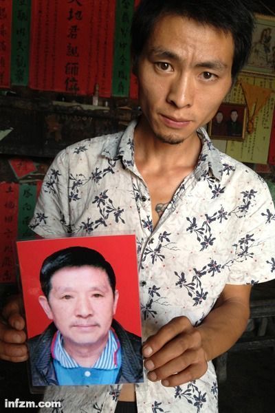 程興貴的兒子程正鵬拿著父親的遺照。程興貴自殺后，政府補(bǔ)償程家6000多塊錢，并終于認(rèn)定了程興貴的代課教齡。 (南方周末記者雷磊/圖)