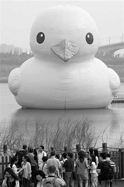 前日，大黃鴨首秀時(shí)，皮膚發(fā)皺、嘴巴尖尖朝下嘟，顯得頗為“委屈”。