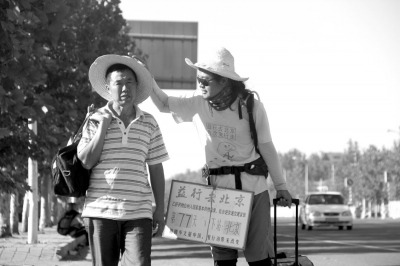 徒步旅途的第77天，雷闖與父親一起前行。雷闖供圖