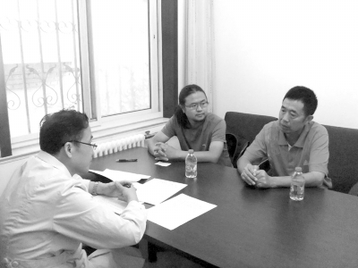 9月13日下午，雷闖(中)與父親在國家衛(wèi)計委遞交建議信，與衛(wèi)計委工作人員交流?！±钻J供圖