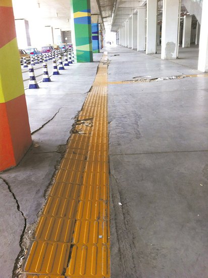 在溫嶺火車站架空層，由于沉降產(chǎn)生的裂縫到處可見。