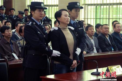 9月24日上午8時30分，陜西“房姐”龔愛愛涉嫌偽造、買賣國家機(jī)關(guān)證件一案，在陜西靖邊縣人民法院公開