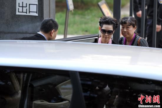 圖為宣判結(jié)束后夢(mèng)鴿面無(wú)表情走出海淀法院，乘車離開。