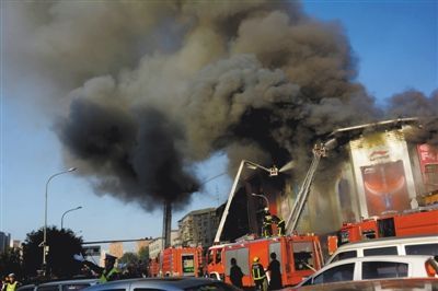 11日，蘋果園喜隆多商場，火災(zāi)現(xiàn)場濃煙滾滾。新華社發(fā)
