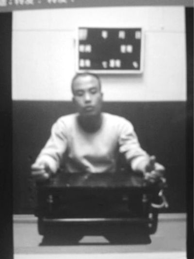 案發(fā)后,當(dāng)?shù)卮迕駛儑^現(xiàn)場。網(wǎng)絡(luò)截圖