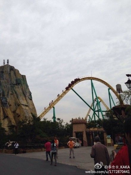 上海歡樂谷過山車發(fā)生故障，多位游客被卡在上面