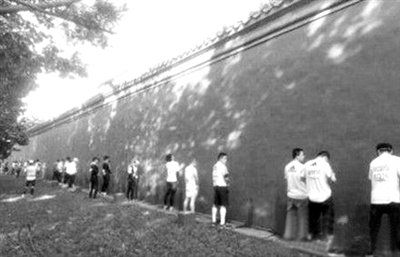 網(wǎng)友上傳的“北馬”選手集體“尿紅墻”圖片。