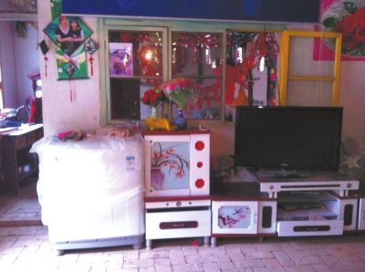 麻永東屋里的家具電器仍是嶄新的。