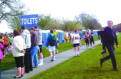 北京馬拉松“尿紅墻” 集體噓噓是傳統(tǒng)？