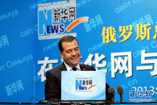 10月22日，俄羅斯總理梅德韋杰夫在新華網(wǎng)與中國網(wǎng)民進(jìn)行在線交流互動。 新華社記者邢廣利攝