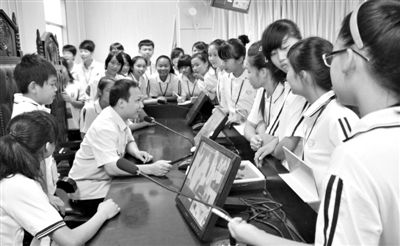 2013年5月30日，結(jié)合當(dāng)前國(guó)內(nèi)民眾普遍關(guān)注的“校長(zhǎng)開房”、“強(qiáng)奸猥褻”等事件，廣西上思縣人民法院邀請(qǐng)中小學(xué)生到法院觀摩案件的庭審，提高他們的守法、維權(quán)意識(shí)。圖/IC