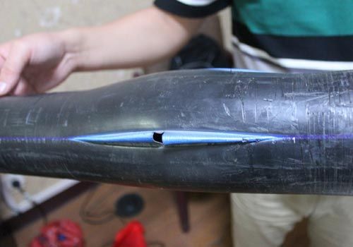 爆裂的水管，像被刀劃開一樣