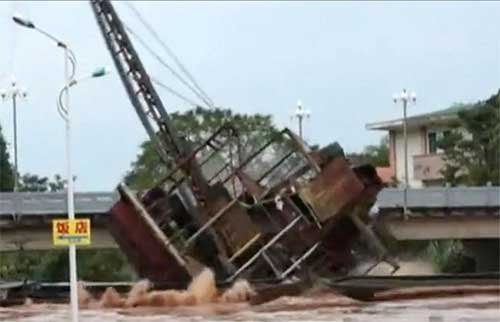 抽砂船卡在橋下。