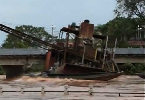 抽砂船卡在橋下。