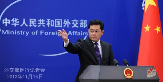 2013年11月14日，外交部發(fā)言人秦剛主持例行記者會。