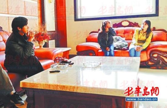 鄱陽湖鄉(xiāng)村大酒店內(nèi)，兩個本地男子帶著兩個外籍女子給記者