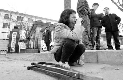 從法院出來以后，家屬和律師正在商量案情，夏鳳各在旁想著想著忍不住哭起來