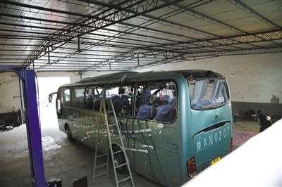 爆炸客車內(nèi)部已經(jīng)面目全非。據(jù)華商報