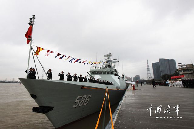 1月8日，某新型導(dǎo)彈護(hù)衛(wèi)艦吉安艦入列海軍東海艦隊(duì)命名授旗儀式現(xiàn)場。新華社發(fā)