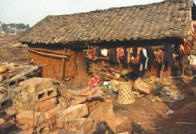 在村小的教室里,吉覺阿呷幫低年級(jí)學(xué)生削鉛筆。記者 張文攝