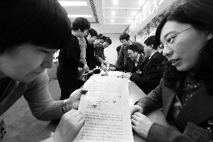 人大代表們就各自關(guān)心的話題熱烈討論。