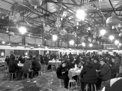 村主任孫女滿月宴席上，坐滿了前來道賀的村民。京華時報記者陶冉攝