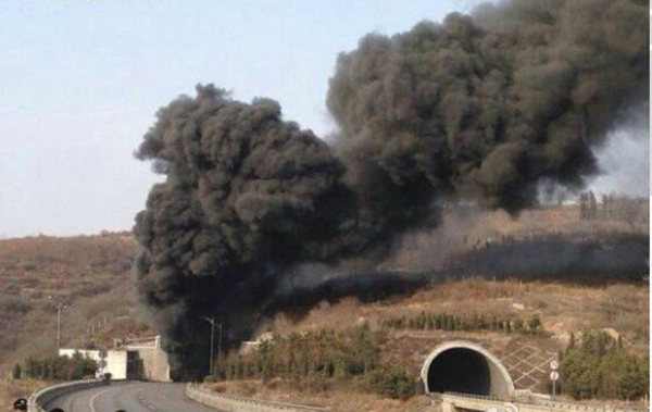 3月1日14時50分，山西，晉濟高速巖后隧道內一輛拉煤車和一輛載有液態(tài)甲醇的車輛相撞爆炸。