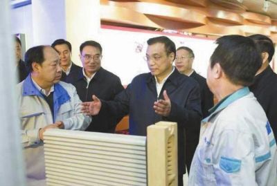 昨天，李克強在科技園查看PM2.5過濾設(shè)備。圖/新華視點微博
