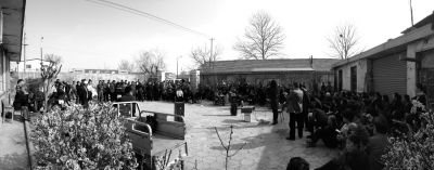 昨天下午，杜家疃村委會原文書李榮茂，向村民介紹當(dāng)天上午與街道辦溝通的情況。京華時報記者 懷若谷 攝