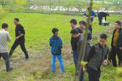 少年指認(rèn)藏槍地點(diǎn)。