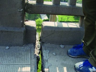 圖為大橋17號(hào)墩處橋面裂縫。梅建明 攝