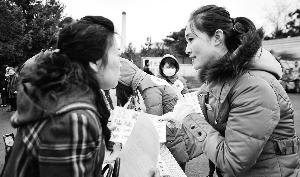 墓區(qū)服務(wù)員（右）見證了喪葬“綠化進(jìn)程”。新華社發(fā)