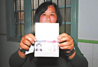 鄭修院的妻子拿著丈夫的護(hù)照，赴美簽證已經(jīng)辦好