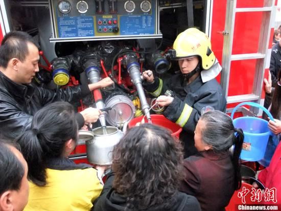 　4月11日，蘭州市自來水苯含量嚴重超標，蘭州啟動公共突發(fā)事件應急機制，緊急調配安全水源在居民區(qū)投放，圖為消防隊給西固蘭玻西社區(qū)居民送來水，市民排隊取水。裴強 攝 圖片來源：東方IC 版權作品 請勿轉載