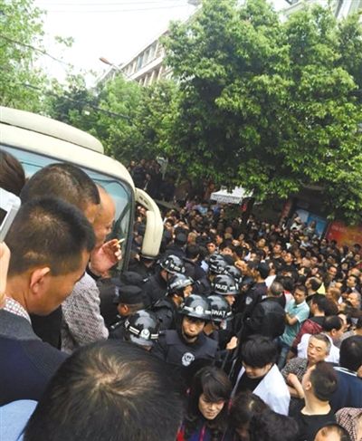 4月19日，蒼南縣靈溪鎮(zhèn)城管打人事件現(xiàn)場。網(wǎng)絡截圖