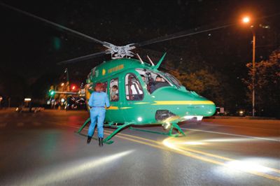 20∶48 直升機(jī)在安貞醫(yī)院西門(mén)北側(cè)200米的空地降落。