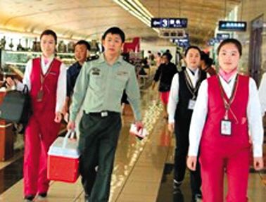 17∶25 南航工作人員引導(dǎo)陪運(yùn)醫(yī)務(wù)人員走快速登機(jī)通道。網(wǎng)絡(luò)截圖